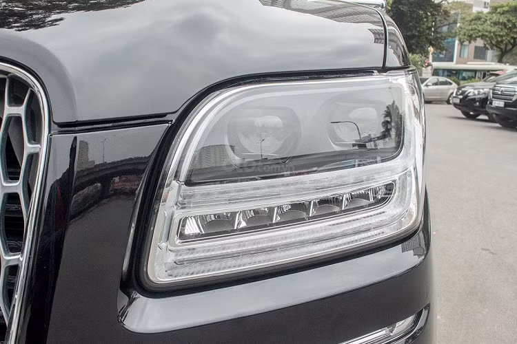 Đầu xe Lincoln Navigator 2019 có lưới tản nhiệt dạng lưới tạo hình dọc với một lớp mạ bạc giúp đầu xe trở nên sáng hơn, trung tâm là logo của Lincoln hình chữ thập và cũng hướng dọc kèm camera trước. Đặc biệt, logo của chiếc Lincoln Navigator 2019 Black Label còn có thể phát sáng khi chủ nhân bật đèn xe.
