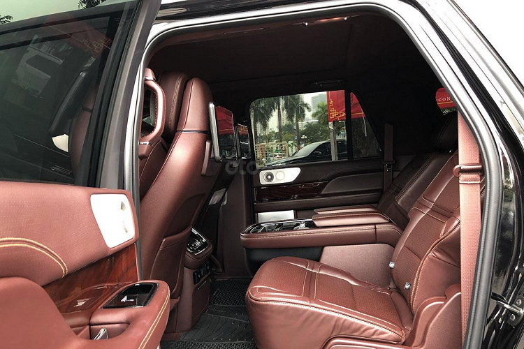 Navigator 2019 sử dụng bộ mâm xe có kích thước đến 22 inch để phù hợp với dáng vẻ cao to lực lưỡng của mình kết hợp bộ lốp Hankook 285/45/R22. Cùng với đó, Lincoln Navigator 2019 Black Label có gương chiếu hậu ngoài mạ crom kèm tính năng chỉnh/gập điện, nhớ vị trí, sấy gương, cảnh báo điểm mù, camera lề và đèn xi nhan...