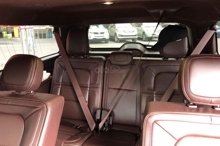 Bước sang phần đuôi, Lincoln Navigator 2019 có hệ thống đèn hậu Full-Led nối liền nhau, dòng chữ "Lincoln" xuất hiện kèm 2 dải crom nhỏ nhẹ nhàng đầy sang trọng.