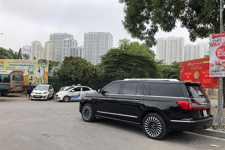 Để vận hành thân hình khủng lồ, Lincoln Navigator 2019 Black Label sử dụng động cơ V6 - 3.5L tăng áp kép cho công suất tối đa 450 mã lực và mô-men xoắn 510 Nm kèm hộp số tự động 10 cấp cùng hệ dẫn động 4 bánh toàn thời gian mới nhất được Ford phát triển. Tại Việt Nam, giá xe Lincoln Navigator 2019 Black Label được nhập khẩu tư nhân khoảng 8,5 tỷ đồng và giá lăn bánh xe rơi vào khoảng 10 tỷ đồng.