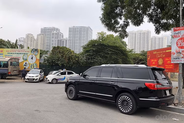 Để vận hành thân hình khủng lồ, Lincoln Navigator 2019 Black Label sử dụng động cơ V6 - 3.5L tăng áp kép cho công suất tối đa 450 mã lực và mô-men xoắn 510 Nm kèm hộp số tự động 10 cấp cùng hệ dẫn động 4 bánh toàn thời gian mới nhất được Ford phát triển. Tại Việt Nam, giá xe Lincoln Navigator 2019 Black Label được nhập khẩu tư nhân khoảng 8,5 tỷ đồng và giá lăn bánh xe rơi vào khoảng 10 tỷ đồng.