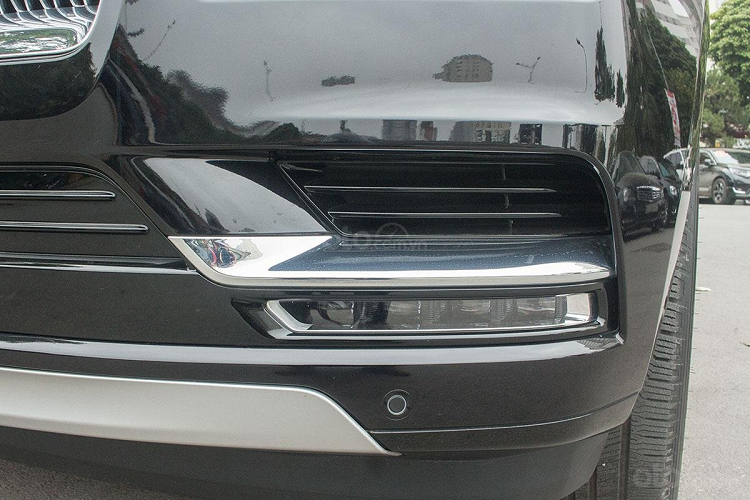 Về hệ thống đèn, Lincoln Navigator 2019 Black Label được thiết kế đèn pha 2 bóng LED Projector to bản đặt chìm bên trong khung chữ nhật màu tối, ngay dưới là 3 dải đèn LED định vị ban ngày đầy ấn tượng. Hãng xe Mỹ cũng rất phóng khoáng khi trang bị 4 bóng LED Projector cho đèn sương mù của chiếc SUV 7 chỗ này, bên trên là khe hút gió có viền mạ crom.