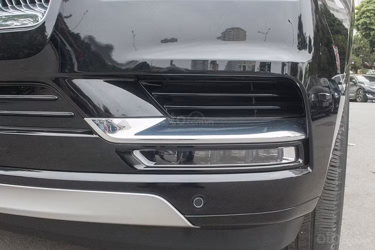 Về hệ thống đèn, Lincoln Navigator 2019 Black Label được thiết kế đèn pha 2 bóng LED Projector to bản đặt chìm bên trong khung chữ nhật màu tối, ngay dưới là 3 dải đèn LED định vị ban ngày đầy ấn tượng. Hãng xe Mỹ cũng rất phóng khoáng khi trang bị 4 bóng LED Projector cho đèn sương mù của chiếc SUV 7 chỗ này, bên trên là khe hút gió có viền mạ crom.