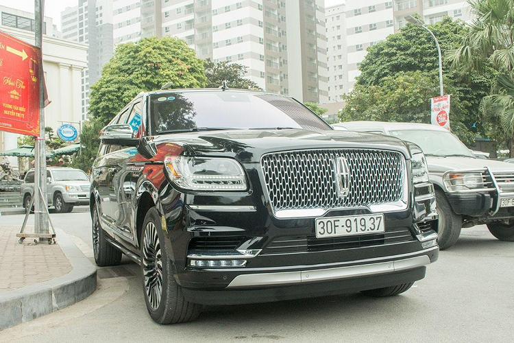Lincoln hiện là thương hiệu được sở hữu bởi Ford Motor và hãng xe này đang tiếp tục phát triển những tinh hoa của các dòng xe và Lincoln Navigator 2019 - Một mẫu xe điển hình để tạo ra cuộc đua "song mã" với Cadillac Escalade. Phiên bản hiếm gặp Lincoln Navigator 2019 Black Label sở hữu ngoại thất vuông vức góc cạnh nhưng không hề dữ dằn mà mang những nét sang trọng, phù hợp với những ông chủ đích thực.
