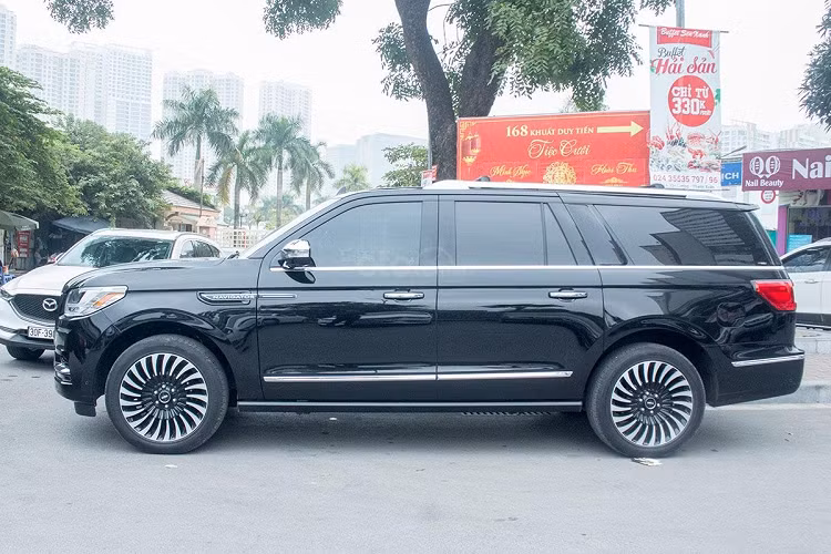Nhìn từ phần thân, Lincoln Navigator 2019 Black Label khá đồ sộ nhờ sở hữu kích thước tổng thể lớn gồm chiều Dài x Rộng x Cao ở mức 5.636 x 2.029 x 1.935 (mm), chiều dài cơ sở xe đạt 3.343 mm.