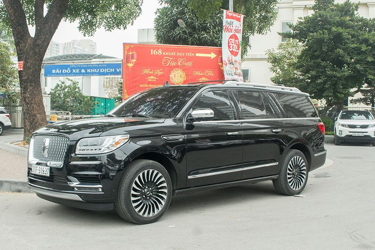 Mẫu xe SUV Lincoln Navigator 2019 Black Label là phiên bản cao cấp và hiếm gặp nhất của chiếc SUV cỡ lớn đến từ Mỹ tại Việt Nam. Ở thế hệ thứ 4, mẫu xe ô tô mới này được đánh giá là có ngoại thất hiền hoà và sang trọng, không có vẻ dữ dằn hầm hố kiểu những thiết kế xe SUV đến từ các thương hiệu Mỹ khác.