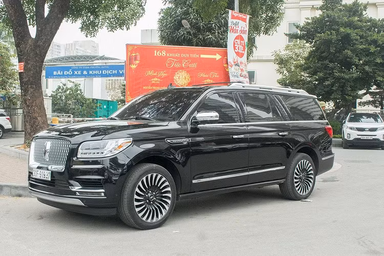 Mẫu xe SUV Lincoln Navigator 2019 Black Label là phiên bản cao cấp và hiếm gặp nhất của chiếc SUV cỡ lớn đến từ Mỹ tại Việt Nam. Ở thế hệ thứ 4, mẫu xe ô tô mới này được đánh giá là có ngoại thất hiền hoà và sang trọng, không có vẻ dữ dằn hầm hố kiểu những thiết kế xe SUV đến từ các thương hiệu Mỹ khác.