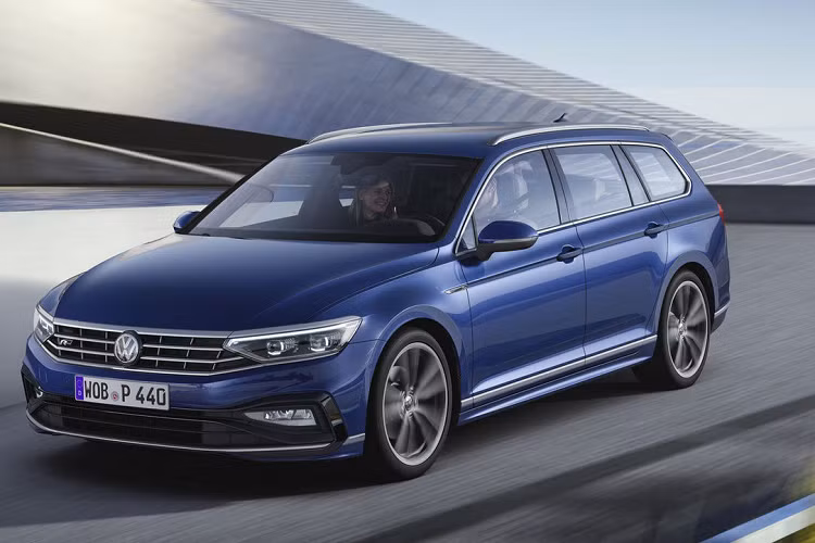 Bên trong nội thất là vô-lăng 3 chấu thiết kế thanh mảnh hiện đại hơn, cùng với các lựa chọn màu sắc và chất liệu cao cấp hơn. Đồng hồ kim vốn nằm ở vị trí trung tâm trên bảng táp-lô đã bị loại bỏ và thay bằng logo Passat chiếu đèn.