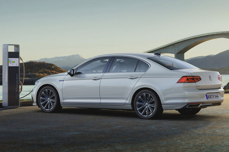 Volkswagen Passat 2020 châu Âu sẽ được trưng bày tại triển lãm ôtô Geneva 2019 vào tháng 3 tới, với đầy đủ 2 dạng thân xe sedan và wagon. Sau đó, xe sẽ được bán ra thị trường kể từ mùa hè này. Giá bán Volkswagen Passat 2020 cụ thể chưa được công bố.