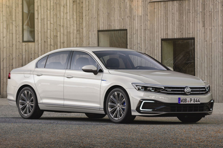 Ở phía sau xe là cụm đèn hậu dùng bóng LED tạo hình 3D, cản sau kiểu mới và hệ thống ống xả kép thể thao hơn. Khách hàng được chọn 3 màu thân xe mới là vàng cát Sandgold, xanh lục Bottlegreen và xanh dương Lapiz Blue. Kiểu mâm có các lựa chọn từ 17 đến 19 inch.