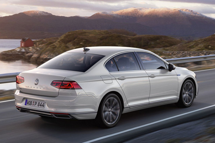 Công nghệ này mang đến khả năng tự vận hành trong phạm vi tốc độ từ 210 km/h trở xuống, với điều kiện người lái luôn phải để tay trên vô-lăng. Nếu xe nhận thấy người ngồi ở vị trí ghế lái rời tay khỏi vô-lăng lâu hơn 10 giây, nó sẽ phát ra nhiều dạng cảnh báo khác nhau và sẽ tự động tìm cách dừng lại.