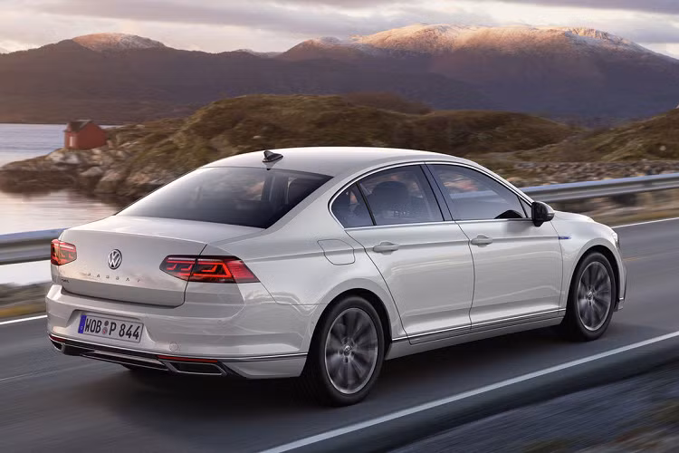 Công nghệ này mang đến khả năng tự vận hành trong phạm vi tốc độ từ 210 km/h trở xuống, với điều kiện người lái luôn phải để tay trên vô-lăng. Nếu xe nhận thấy người ngồi ở vị trí ghế lái rời tay khỏi vô-lăng lâu hơn 10 giây, nó sẽ phát ra nhiều dạng cảnh báo khác nhau và sẽ tự động tìm cách dừng lại.