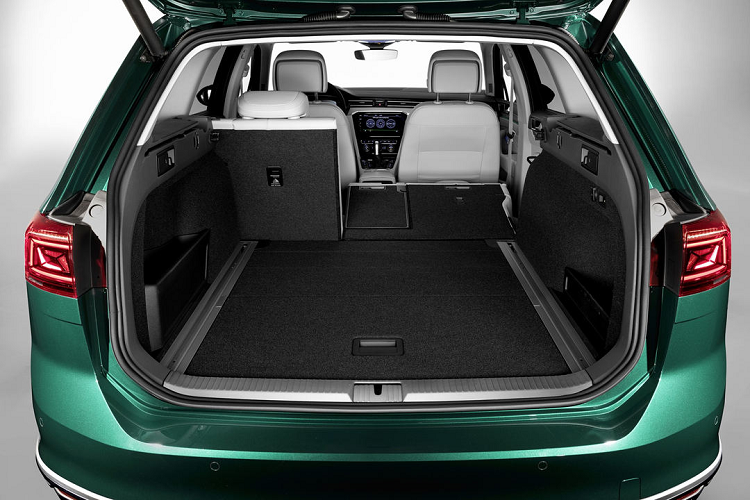 Passat 2020 châu Âu còn được tích hợp những công nghệ hỗ trợ người lái tiên tiến như giữ ga tự động thông minh, đọc biển báo và tự động giảm tốc… Đáng kể nhất có sự hiện diện của tính năng Travel Assist mới, thực chất là một hệ thống lái bán tự động cấp độ 2, thay thế cho hệ thống hỗ trợ tắc đường Traffic Jam Assist trước đây.