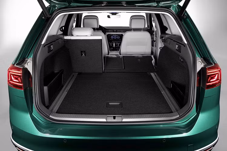 Passat 2020 châu Âu còn được tích hợp những công nghệ hỗ trợ người lái tiên tiến như giữ ga tự động thông minh, đọc biển báo và tự động giảm tốc… Đáng kể nhất có sự hiện diện của tính năng Travel Assist mới, thực chất là một hệ thống lái bán tự động cấp độ 2, thay thế cho hệ thống hỗ trợ tắc đường Traffic Jam Assist trước đây.