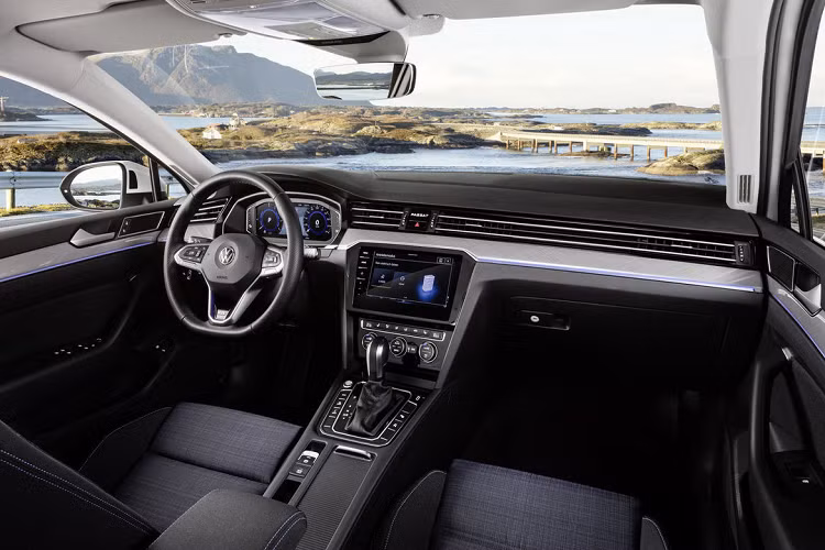 Ngoài ra còn bản hybrid GTE sử dụng động cơ xăng 1.4L TSI kết hợp cùng mô-tơ điện 113 mã lực và hộp số ly hợp kép đặc biệt để đạt tổng công suất 215 mã lực, với khối pin lithium-ion 13 kWh lớn hơn trước mang đến khả năng di chuyển liên tục 55 km chỉ bằng năng lượng điện.