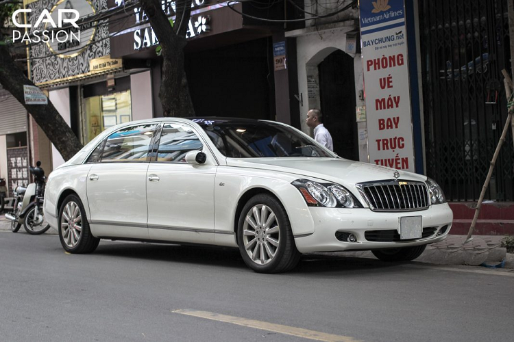 Xe siêu sang Maybach - Thương hiệu vốn luôn nổi tiếng với những chiếc sedan hạng sang cùng một phong cách thiết kế. Nổi bật của thương hiệu này là Maybach 57 và Maybach 62. Hai mẫu xe đã làm nên tên tuổi của thương hiệu này. Sau này, Maybach có cho ra mắt thêm phiên bản cải tiến của chúng lần lượt mang tên Maybach 57s và 62s. Thậm chí, một chiếc Maybach 62 còn có chiều dài cơ sở dài hơn một chiếc Phantom VII.