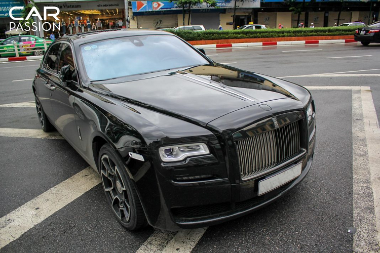 Là một mẫu sedan chung phân khúc với Bentley Flying Spur, xe siêu sang Rolls-Royce Ghost được biết đến như một mẫu xe sang giá rẻ hơn so với đàn anh Phantom. Rolls-Royce Ghost lần đầu tiên được ra mắt công chúng tại triển lãm Frankfurt Motorshow năm 2009. Chiếc xe sở hữu những đường nét thiết kế có phần trẻ trung, mềm mại hơn so với vẻ cứng rắn truyền thống vốn có của Phantom.