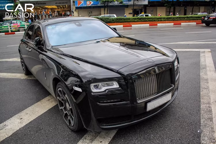Là một mẫu sedan chung phân khúc với Bentley Flying Spur, xe siêu sang Rolls-Royce Ghost được biết đến như một mẫu xe sang giá rẻ hơn so với đàn anh Phantom. Rolls-Royce Ghost lần đầu tiên được ra mắt công chúng tại triển lãm Frankfurt Motorshow năm 2009. Chiếc xe sở hữu những đường nét thiết kế có phần trẻ trung, mềm mại hơn so với vẻ cứng rắn truyền thống vốn có của Phantom.