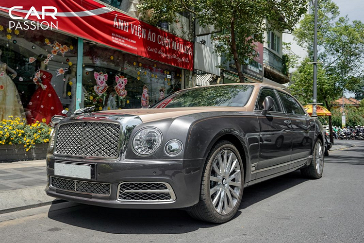 Mulsanne được cho ra đời nhằm thay thế đàn anh Arnage vốn đã “cũ” ở ngôn ngữ thiết kế. Với chiều dài cơ sở lên tới 5,825mm (dài hơn phiên bản SWB của Phantom) cùng phần đầu xe được thiết kế theo phong cách hiện đại kết hợp cổ điển, các công nghệ tân tiến và những trang bị sang trọng, Mulsanne trở thành một chiếc xe được giới nhà giàu ưa chuộng