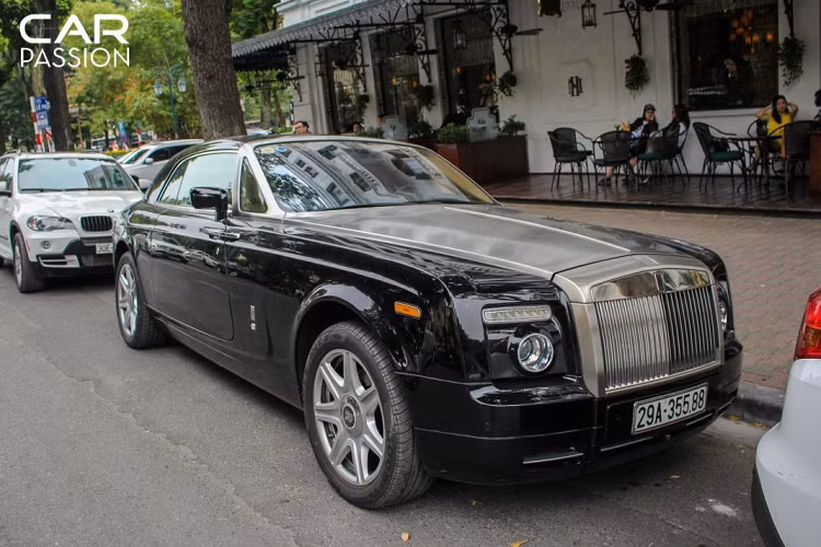 Với Mulsanne EWB thế hệ mới, Bentley lại một lần nữa thu hút được giới nhà giàu. Những chiếc Mulsanne EWB chủ yếu được phối hai tone màu khá sang trọng cùng nhiều tiện nghi không kém gì những đối thủ ngang tầm khác. Tại Việt Nam, số lượng Mulsanne cả hai phiên bản cũng được ưa chuộng và vẫn liên tục được đưa về nước trong thời gian vừa qua.