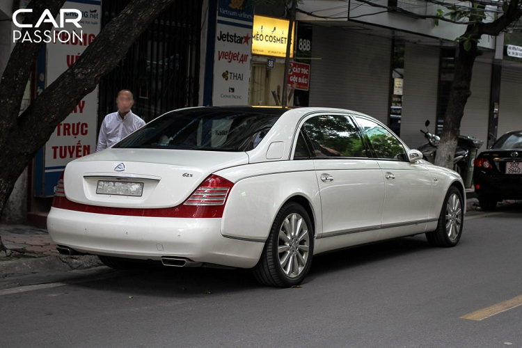 Ra mắt từ năm 2002, Maybach 57 &amp; 62 mang trên mình những công nghệ hiện đại vượt thời gian. Về Việt Nam từ khá sớm, vào khoảng cuối năm 2006, Maybach thời bấy giờ vẫn còn khá xa lạ với giới mê xe Việt. Nhưng chính nhờ vẻ tiện nghi, sang trọng mà dần về sau chúng được ưa chuộng. Tuy nhiên, đáng tiếc rằng chiếc xe này vẫn chưa “đạt đến” sự tinh hoa, vẻ ấn tượng như Phantom đã gây dựng lên. Thêm vẻ thiết kế có phần tương đồng với S-Klasse, Maybach đã bị “loại bỏ” khỏi cuộc chơi.