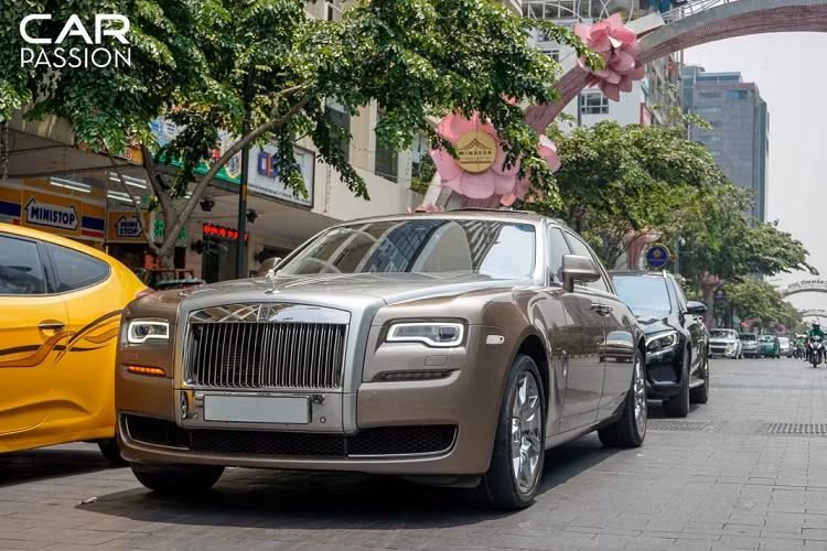 Tại Việt Nam, Ghost được khá nhiều người lựa chọn với nhiều màu sắc, phiên bản khác nhau. Về cơ bản, chiếc xe vẫn cung cấp đủ các tiện nghi tượng tự Phantom nhưng có kích thước bé hơn. Thậm chí, khách hàng có thể lựa chọn phiên bản trục cơ sở dài của mẫu xe này. Từ khi ra mắt đến nay, số lượng Ghost xuất hiện ở Việt Nam khá nhiều với cả phiên bản Series 1 và Series 2.