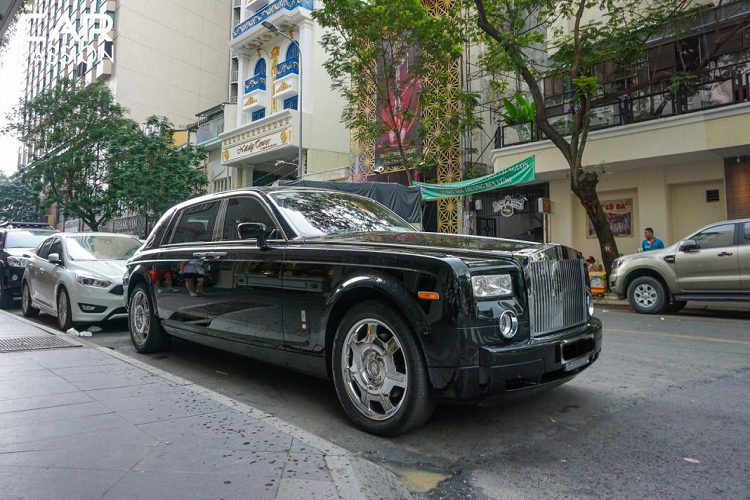Từ lâu nay, Rolls-Royce Phantom luôn là một tượng đài trong giới xe sang. Rolls-Royce Phantom nhận được khá nhiều sự ưu ái của các đại gia Việt bởi dáng vẻ thiết kế sang trọng, góc cạnh, cứng cáp nhưng vẫn giữ được đâu đó nét truyền thống, cổ điển cùng nội thất tiện nghi, nhiều công nghệ mới. Dường như ta cũng đã quen với kiểu cửa sau mở ngược độc đáo của Phantom VII, vừa đẳng cấp lại thuận tiện cho người sử dụng.