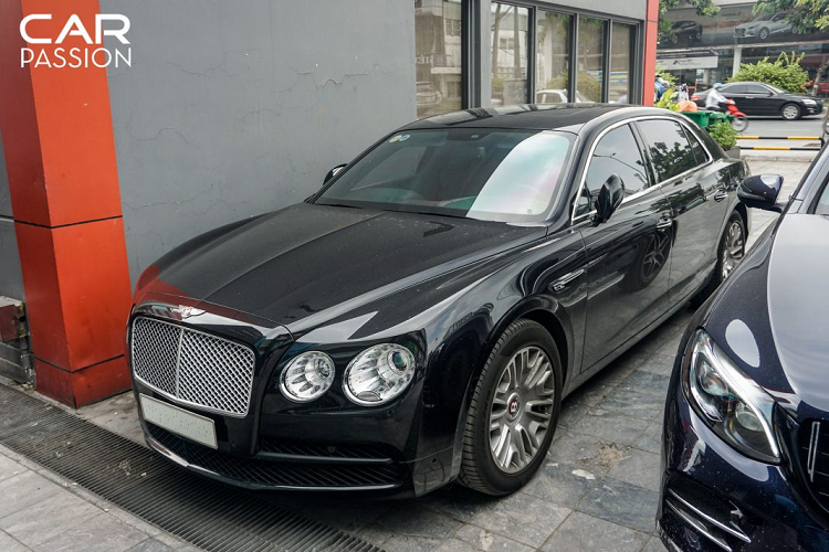 Mẫu xe siêu sang tiền tỷ - Bentley Continental Flying Spur có mặt tại Việt Nam từ khá sớm, trước cả sự xuất hiện của những chiếc xe như Aston Martin Vanquish hay Lamborghini Gallardo. Chiếc Bentley này chính là sự khởi đầu cho khá nhiều chiếc Flying Spur đổ bộ về Việt Nam sau này. Hàng năm, vẫn có khá nhiều chiếc Flying Spur nhập về Việt Nam với nhiều màu sắc, nhiều phiên bản khác nhau.