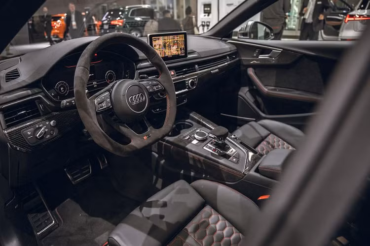 Gói nội thất RS không thay đổi nhiều, tuy nhiên hãng xe sang Audi nhấn mạnh đây là lần đầu tiên gói trang bị này xuất hiện tại Mỹ.