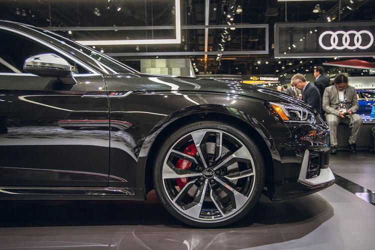 Thiết lập này cho phép RS 5 Coupe tăng tốc 0-96 km/h trong 3,7 giây trước khi đạt vận tốc tối đa 280 km/h. Bản RS 5 Sportback tăng tốc chậm hơn chút, 0-96 km/h trong 3,8 giây, vận tốc tối đa không đổi.