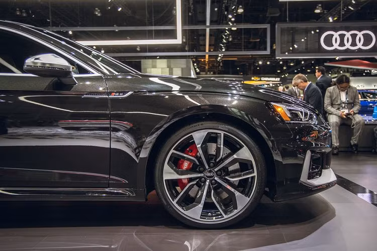 Thiết lập này cho phép RS 5 Coupe tăng tốc 0-96 km/h trong 3,7 giây trước khi đạt vận tốc tối đa 280 km/h. Bản RS 5 Sportback tăng tốc chậm hơn chút, 0-96 km/h trong 3,8 giây, vận tốc tối đa không đổi.