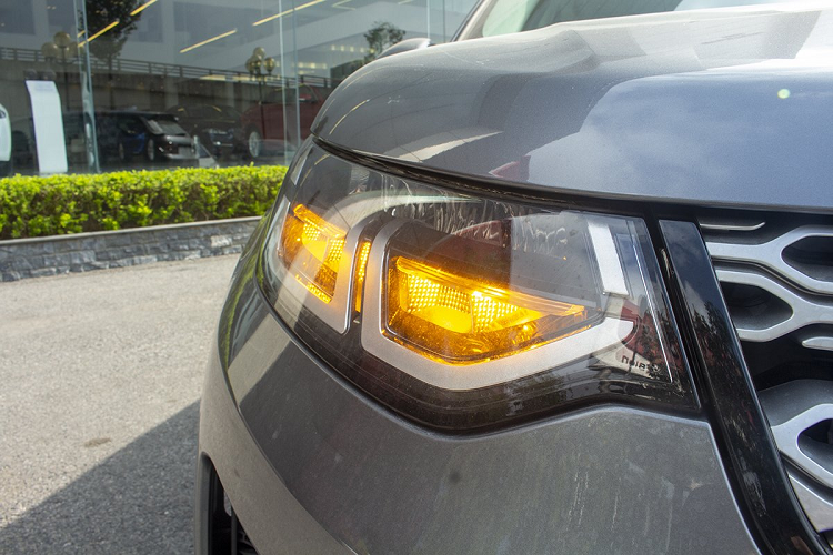 Khung gầm mới giúp chiếc SUV hạng sang chuyên vượt địa hình này có độ cứng hơn 13% so với thế hệ cũ và khả năng hấp thụ tiếng ồn tốt hơn mang đến không gian yên tĩnh cho hành khách. Được biết, hệ thống khung gầm mới này được chia sẻ từ chiếc Range Rover Evoque 2020.