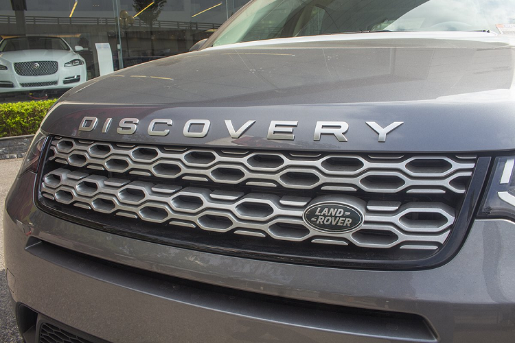 Ngoại thất trên chiếc xe địa hình Land Rover Discovery Sport S 2020 vừa về Việt Nam có một số điểm thay đổi so với “người tiền nhiệm” để giúp chiếc xe có vẻ ngoài ấn tượng hơn.