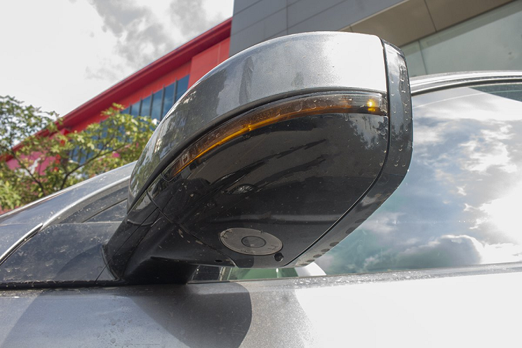 Cải tiến mới tiếp theo trên xe Land Rover Discovery Sport S 2020 đến từ cụm đèn hậu LED dữ dằn hơn nhờ tạo hình mới. Xe vẫn được trang bị loạt 4 cảm biến lùi và camera lùi.