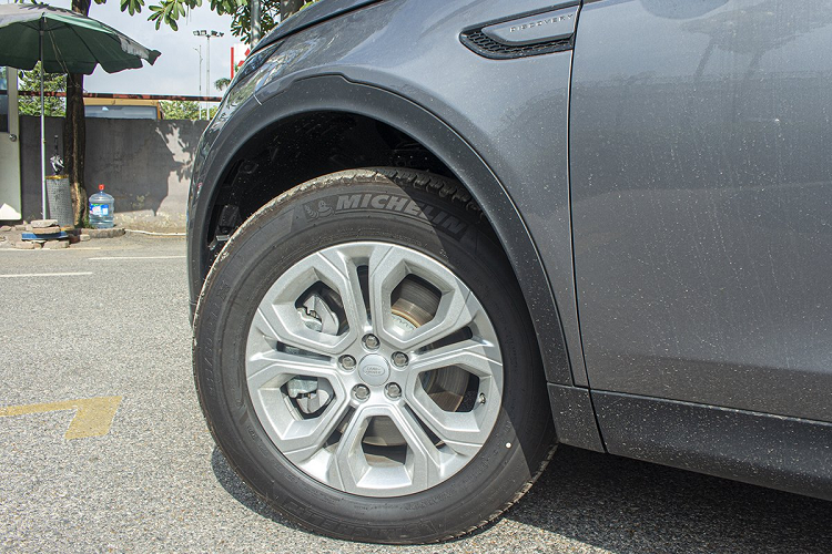 Bước sang phần thân xe, bộ mâm hợp kim nhôm là điểm thay đổi trên xe với 5 chấu kép 18 inch. Gương chiếu hậu trên Land Rover Discovery Sport 2020 bản S có tích hợp đèn xi-nhan LED, tính năng chỉnh/gập điện, sấy gương và kết hợp cam lề cũng như chức năng cảnh báo điểm mù.