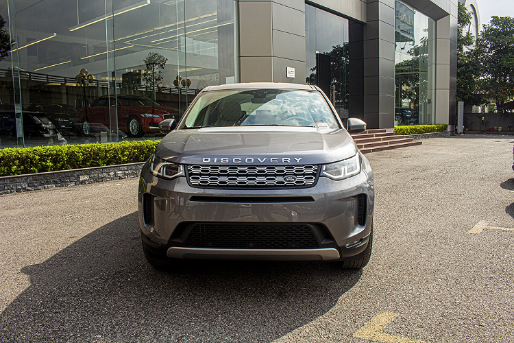 Về thiết kế, hãng xe Anh Quốc từng giới thiệu Land Rover Discovery Sport thế hệ mới tại thị trường quốc tế và cho biết xe được xây dựng trên nền tảng PTA phát triển từ D8 trước đây.
