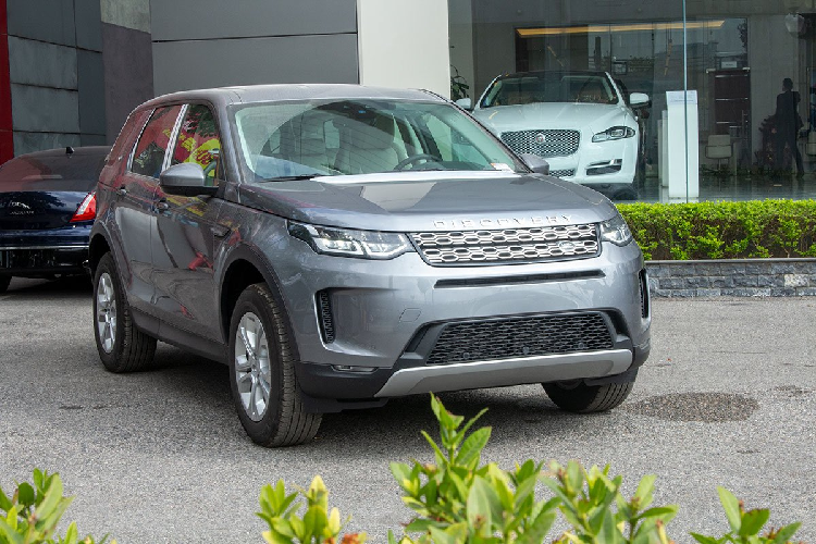 Mới đây, dòng xe off-road hạng sang Land Rover Discovery Sport S 2020 đã được Jaguar &amp; Land Rover Việt Nam đưa về nước phân phối chính hãng. Trước đó, thương hiệu Anh Quốc cũng đã giới thiệu chiếc SUV cỡ nhỏ Range Rover Evoque 2020 đến với công chúng trong nước. Được biết, Land Rover Discovery Sport S 2020 là phiên bản tiêu chuẩn của dòng SUV này và một số người tư vấn bán hàng cho biết bản Luxury sẽ cập bến đại lý trong thời gian tới.