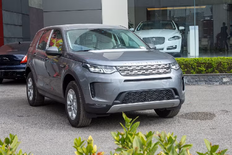 Mới đây, dòng xe off-road hạng sang Land Rover Discovery Sport S 2020 đã được Jaguar &amp; Land Rover Việt Nam đưa về nước phân phối chính hãng. Trước đó, thương hiệu Anh Quốc cũng đã giới thiệu chiếc SUV cỡ nhỏ Range Rover Evoque 2020 đến với công chúng trong nước. Được biết, Land Rover Discovery Sport S 2020 là phiên bản tiêu chuẩn của dòng SUV này và một số người tư vấn bán hàng cho biết bản Luxury sẽ cập bến đại lý trong thời gian tới.