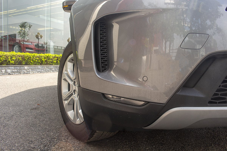 Đầu tiên phải kể đến hệ thống đèn Full-Led, đèn pha có thiết kế xếp ngang, không còn dạng elip như đời cũ. Đèn pha của Discovery Sport S 2020 có chức năng tự động Bật/Tắt, kèm với đó là đèn chạy ban ngày dạng LED hình móc câu.