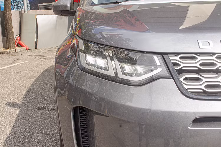 Lưới tản nhiệt của Land Rover Discovery Sport S 2020 không thay đổi quá nhiều mà chỉ được tinh chỉnh gọn gàng hơn để mang đến sự mới mẻ cho mẫu xe này.