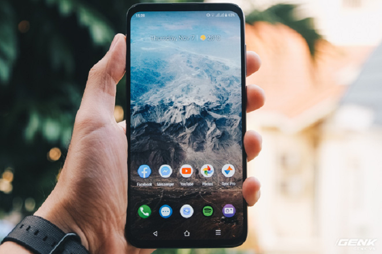 Smartphone Viet duoc nhieu nguoi mua den do chay hang