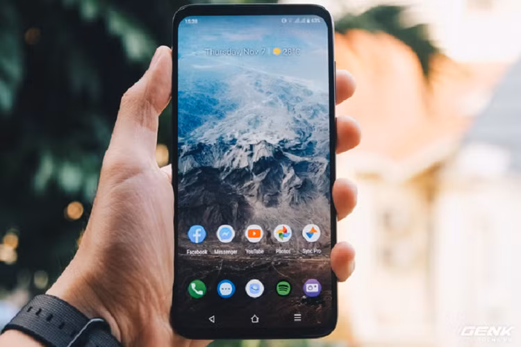 Smartphone Viet duoc nhieu nguoi mua den do chay hang