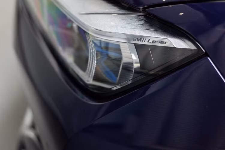 Một chi tiết thú vị khác, chất liệu da Lavalina được nhắc tới ở trên sẽ không xuất hiện trên những model của Mỹ do các vấn đề an toàn liên quan tới túi khí. Do đó, các khách hàng tại đây sẽ chỉ có lựa chọn da Nappa hoặc Merino.