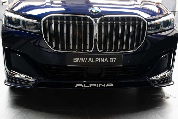 Về phần lưới tản nhiệt, BMW đã từng gây nhiều tranh cãi với thiết kế lưới hình quả thận "khổng lồ", tuy nhiên, một chiếc “mũi” to bản như thế có vẻ khá phù hợp với những mẫu xe bề thế như 7 Series, X7 hay cả chiếc B7.