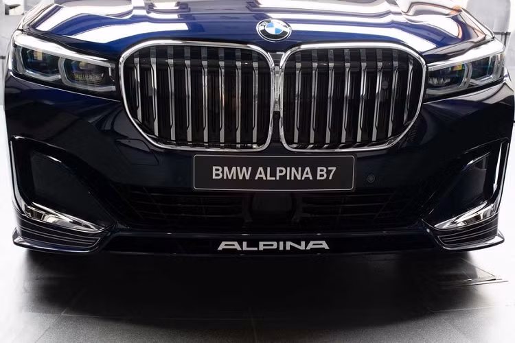 Về phần lưới tản nhiệt, BMW đã từng gây nhiều tranh cãi với thiết kế lưới hình quả thận "khổng lồ", tuy nhiên, một chiếc “mũi” to bản như thế có vẻ khá phù hợp với những mẫu xe bề thế như 7 Series, X7 hay cả chiếc B7.