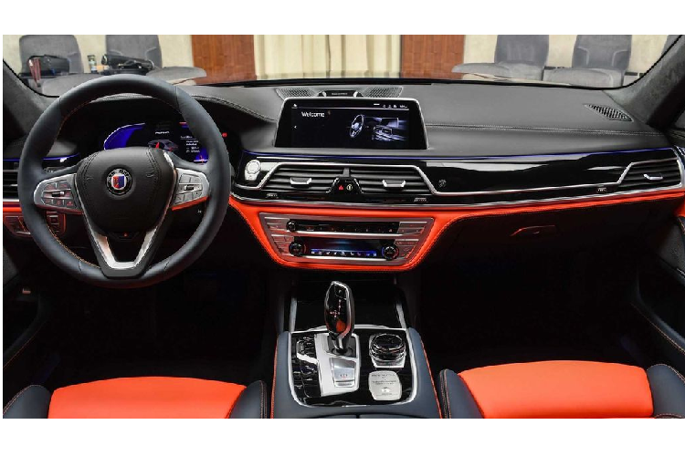 Bên cạnh thiết kế lịch lãm, BMW B7 còn đang giữ kỉ lục là chiếc sedan 4 cửa nhanh nhất thế giới với tốc độ tối đa 330 km/h.