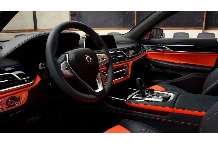 Một đối thủ khác là Dodge Charger Hellcat cũng chỉ đạt tốc độ tối đa 329 km/h, tuy nhiên 2 mẫu xe lại không thực sự phù hợp để so sánh bởi 2 thiên hướng thiết kế khác nhau.