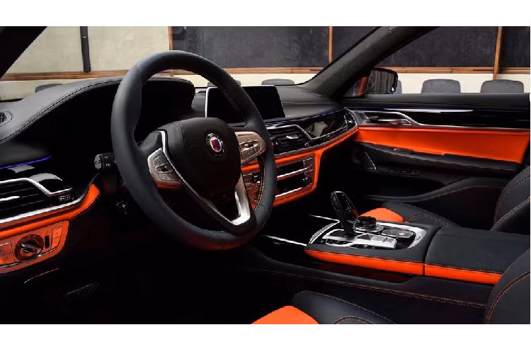 Một đối thủ khác là Dodge Charger Hellcat cũng chỉ đạt tốc độ tối đa 329 km/h, tuy nhiên 2 mẫu xe lại không thực sự phù hợp để so sánh bởi 2 thiên hướng thiết kế khác nhau.