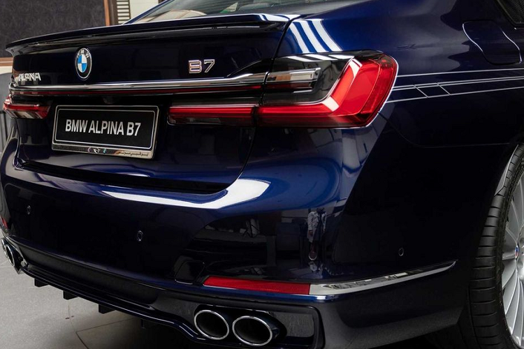 Về màu sắc, chiếc BMW Alpina B7 2020 mới trong bài viết này sở hữu lớp sơn ngoại thất màu Xanh Tanzanite Blue Metallic và nội thất thất da phối 2 màu Cam Mandarin và Xanh Night Lavalina.