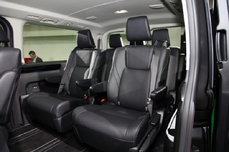 Tại thị trường Úc, Toyota Granvia 2019 được trang bị 3 hàng ghế với tổng cộng 8 chỗ ngồi. Trong khi đó, ở thị trường Thái Lan, Toyota Granvia 2019 dự kiến sẽ có 2 phiên bản 9 chỗ và 11 chỗ ngồi.